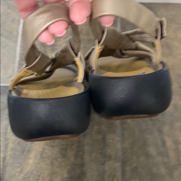 Clark’s unstructured leather braided sandals. 10W. - Picture 3 of 8